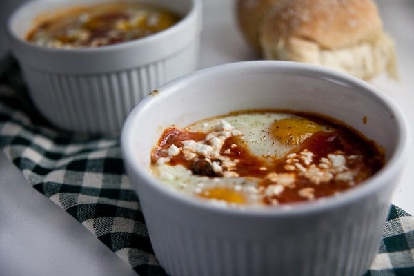 healthy-delicious_baked eggs in spicy sauce-3