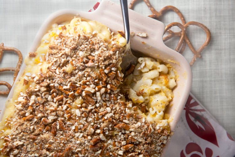 Pretzel Crusted Macaroni and Cheese | @HealthyDelish