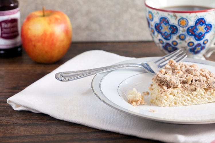 Apple Crumb Cake // @HealthyDelish