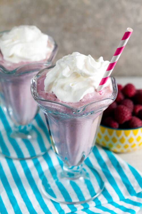 How to make dairy free earl grey raspberry milkshakes. These are the BEST! 