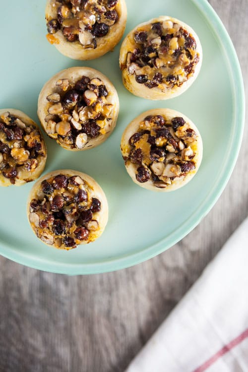 Pumpkin Pie Sticky Buns – Soft, sweet buns filled with pumpkin pie filling and topped with pumpkin syrup and chopped hazelnuts. These are SO GOOD! 